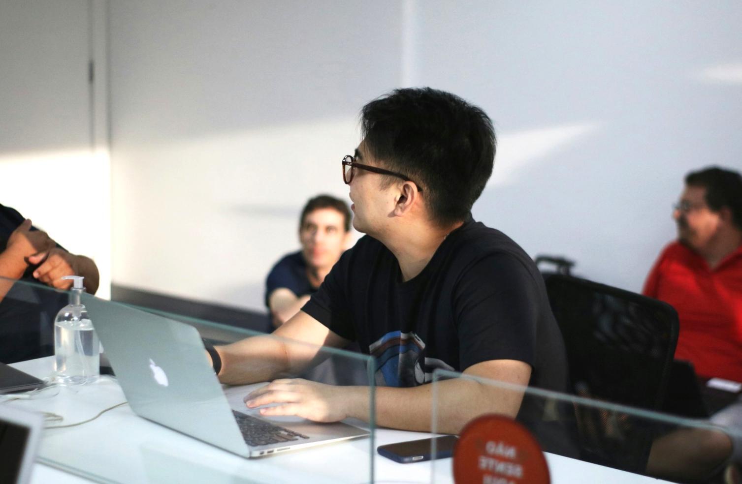 Gruppe von Personen beim intensiven Kommunikationstraining