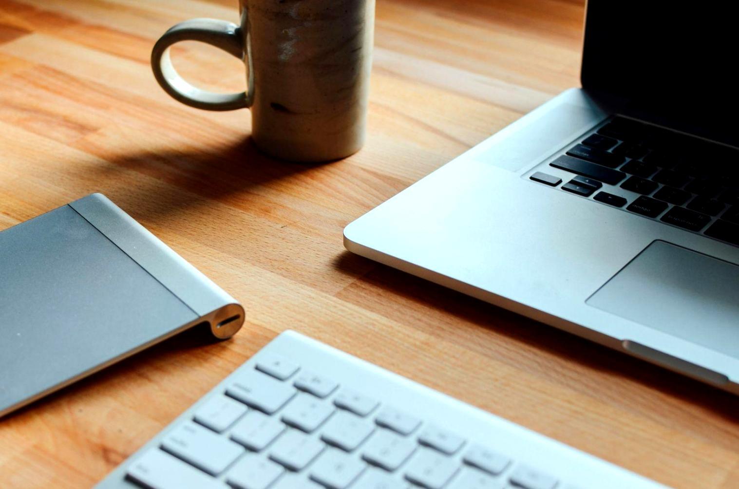 Teilnehmer bei praktischer Übung zur Verbesserung von Kommunikationsfähigkeiten