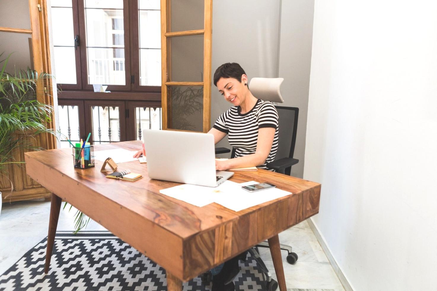 Menschen in einer entspannten Gesprächssituation beim gemeinsamen Lernen